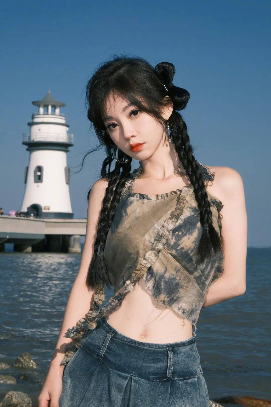 最近冯提莫更新了一组海边照片,看上去非常的漂亮,不