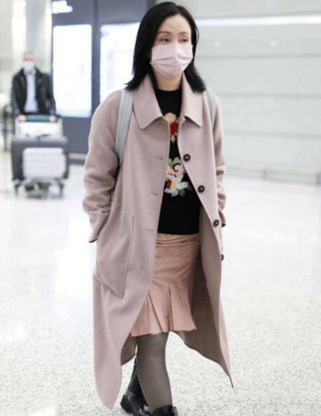 黑色丝袜搭配暗红色风衣,小陶虹变身街头大妈,网友:变了_女神_魅力