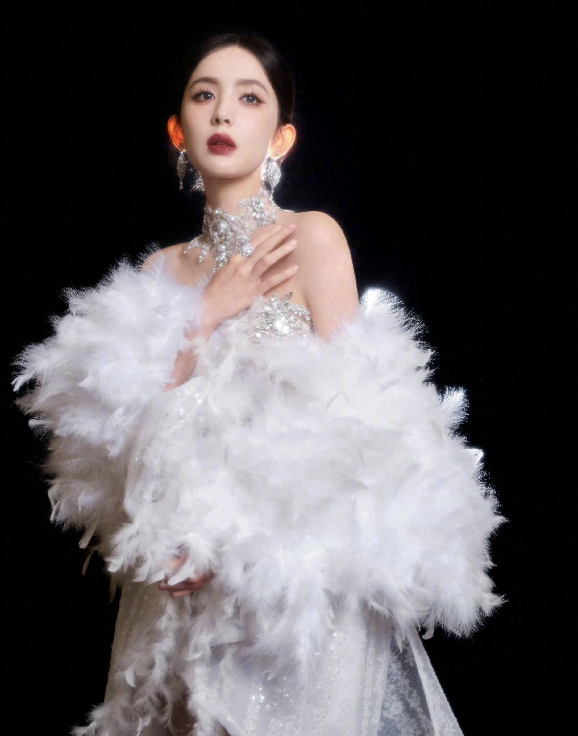 新晋红毯美神古力娜扎,私服穿搭时髦且精致,打造高级氛围感_外套_风格