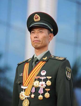 他是一级军士长,火箭军中的"兵王",师长见了都要向他敬礼!
