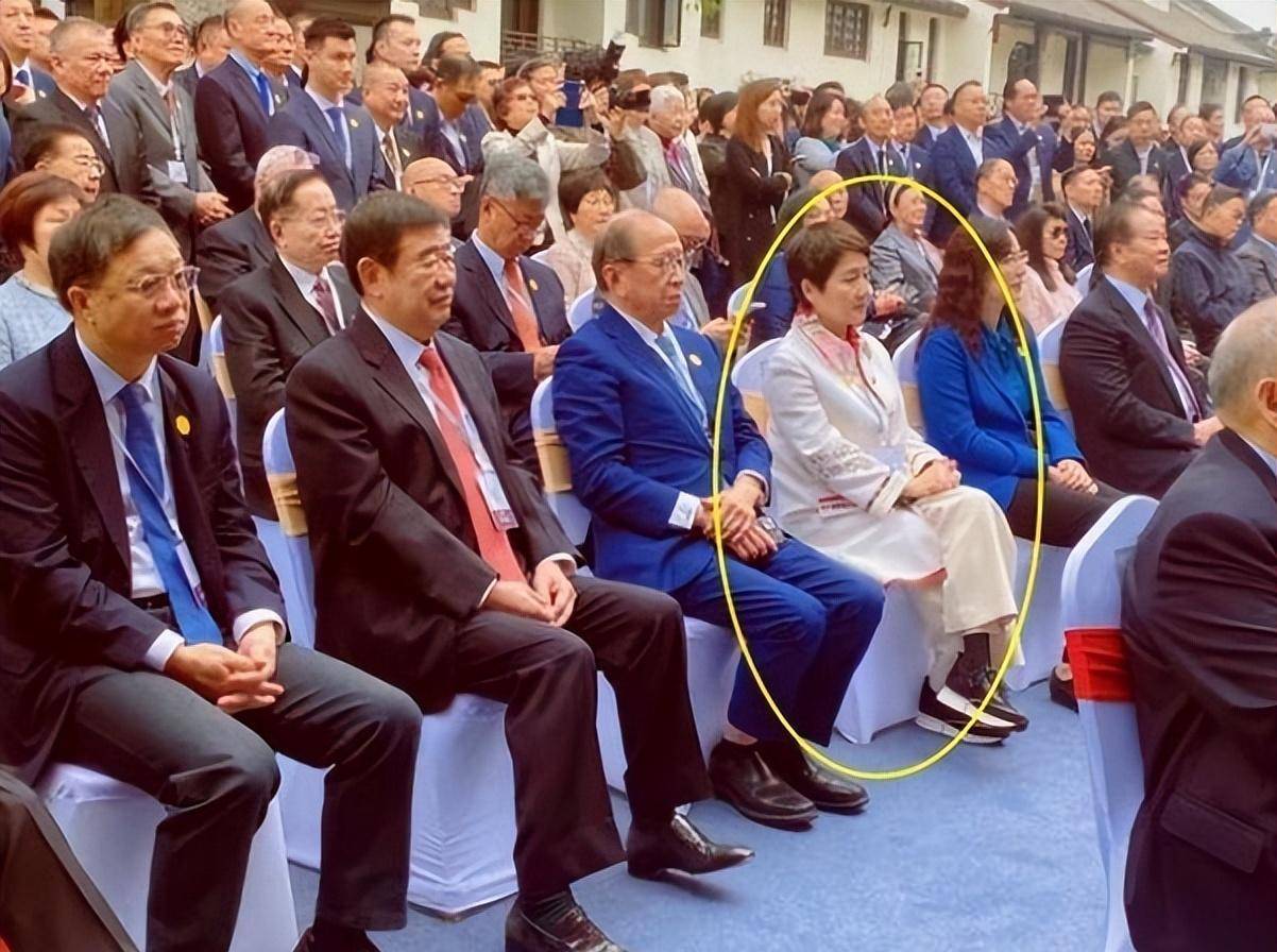 霍家人齐聚霍英东纪念馆开馆,郭晶晶打扮明艳大气,社会名流齐聚