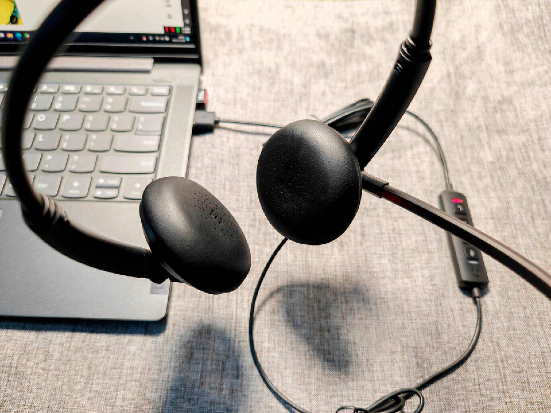 上课,开会的必备好物,易拾音uch30专业降噪头戴耳机_主动_效果_麦克风