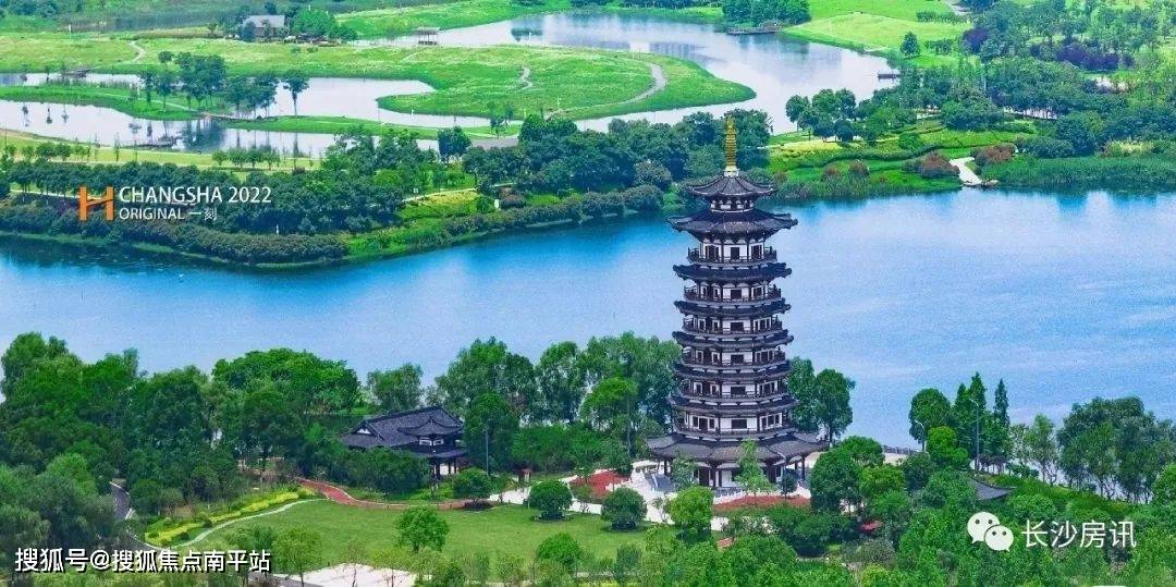 项目背靠狮峰山森林公园,远眺岳麓山,紧邻靳江河,周边更有寨子岭,桃花