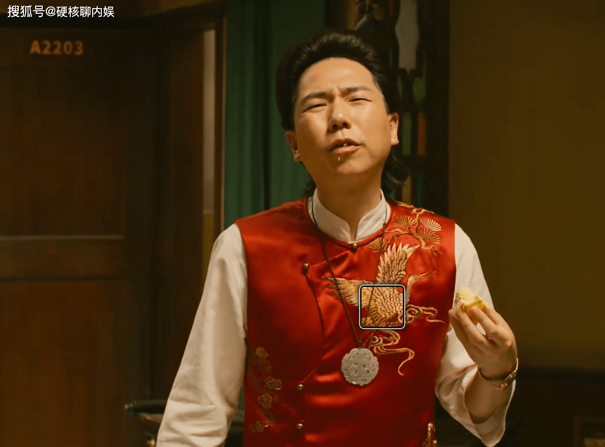 而佟磊在《南海归墟》中演得惟妙惟肖,既演出了大金牙作为商人对做成