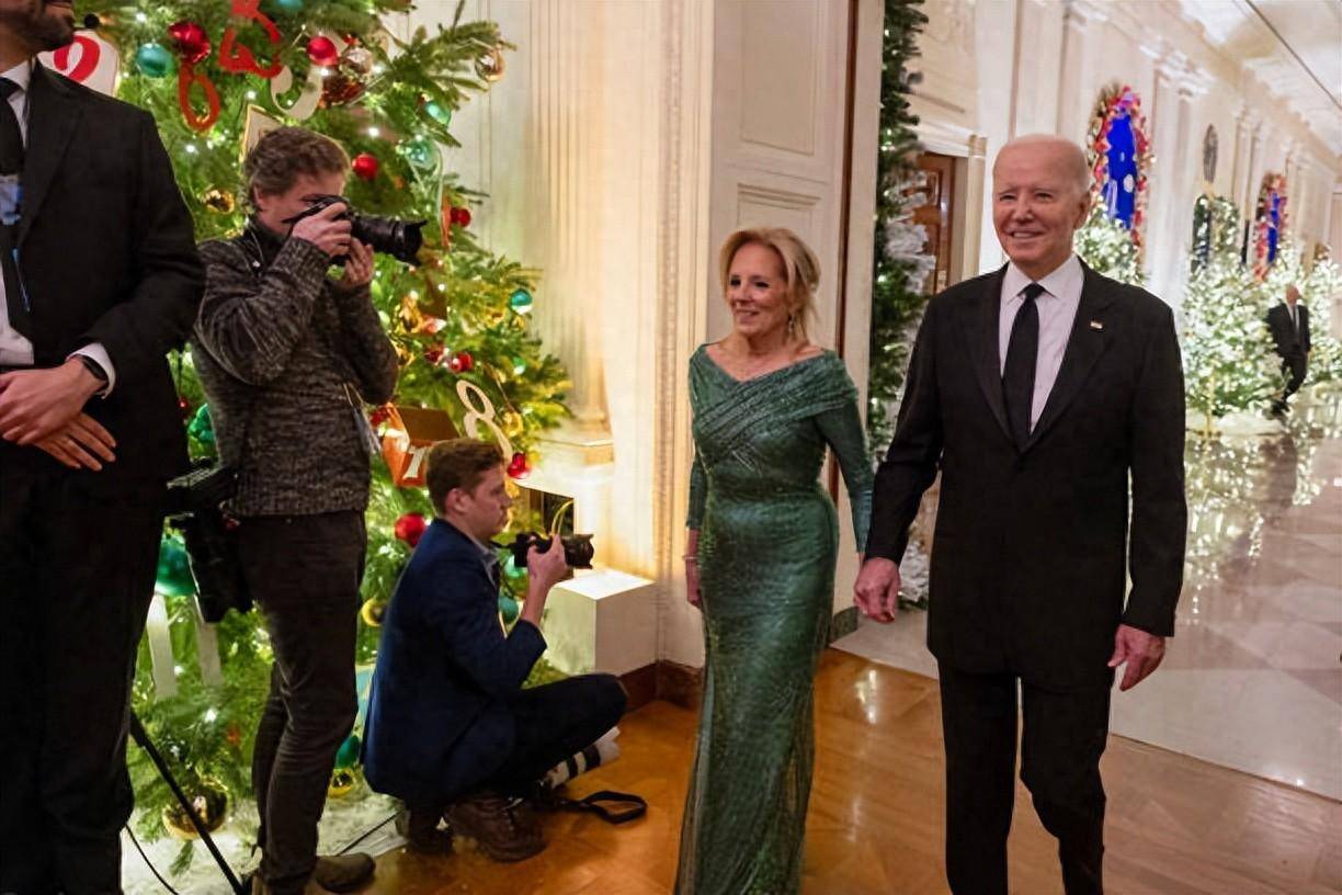 穿钻石绿裙秀身材,裙子太紧勒出肚腩翻车_吉尔_拜登_大衣