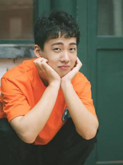 初中没毕业便辍学回家学相声,7岁遭伪侵犯,郭麒麟到底经历了啥_郭德纲