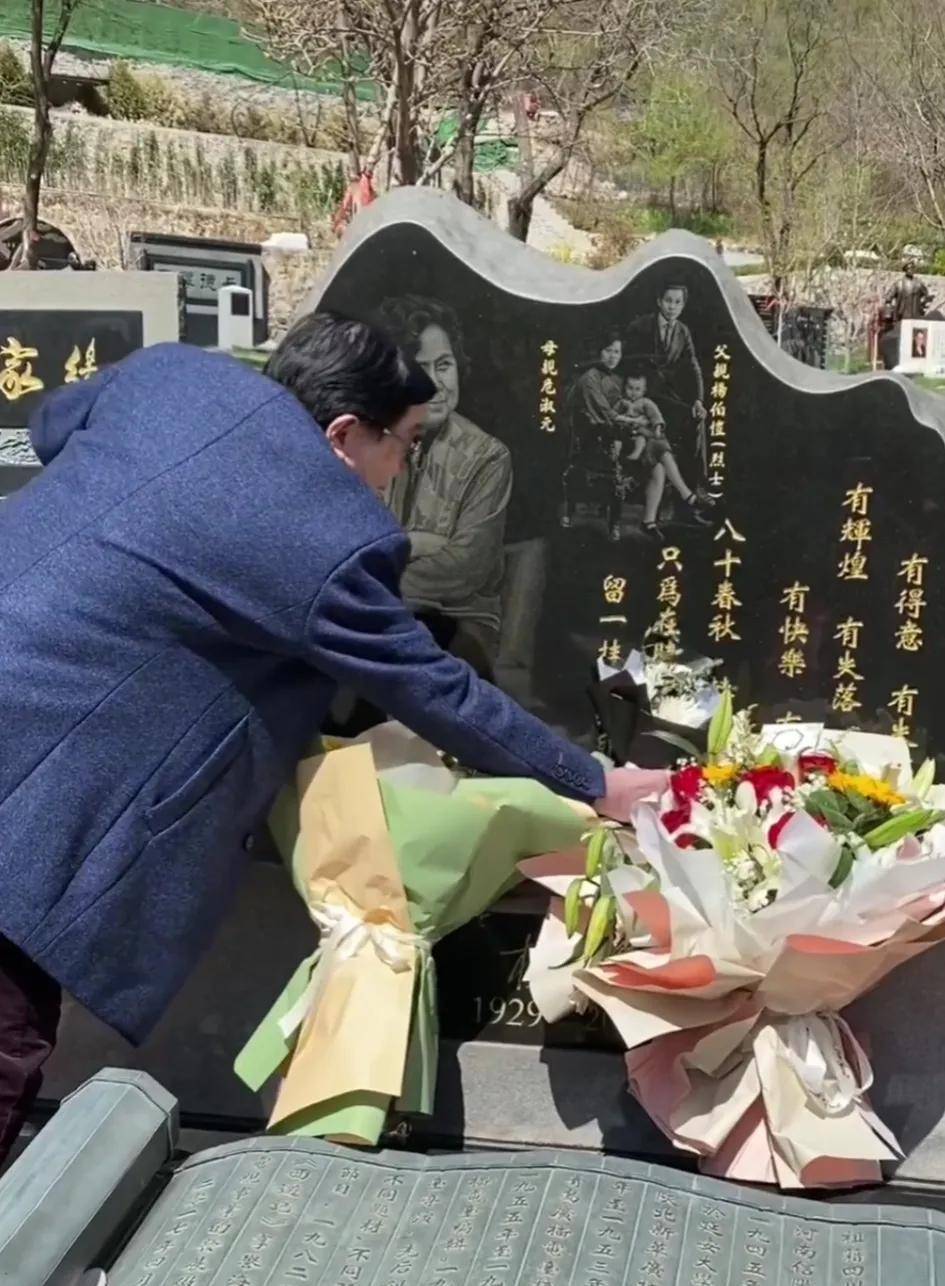 每年到杨洁祭日,他都会带着一束花去看望杨洁,会轻轻擦去她的墓碑上的