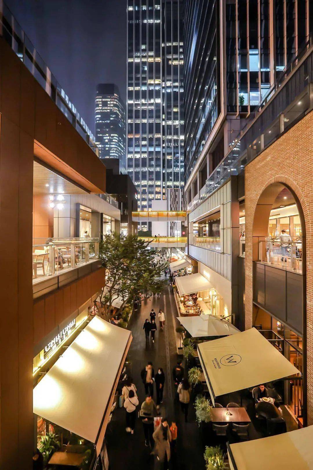 深圳万象天地于2017年开业,以"街区 mall"的创新商业形态,逾1000家