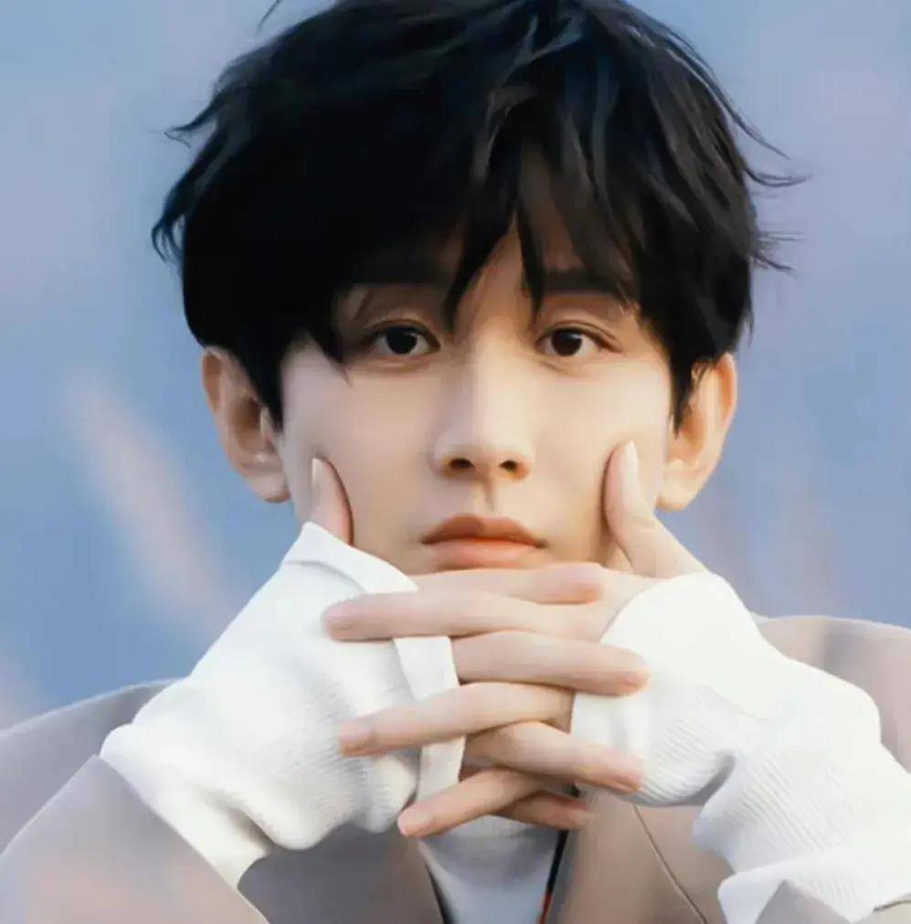 "成毅现身澳门机场:人气爆棚场面失控,展现谦逊与担当"_观众_白色