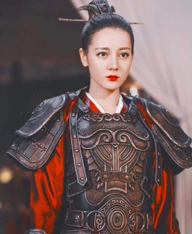 迪丽热巴瘦脱相?