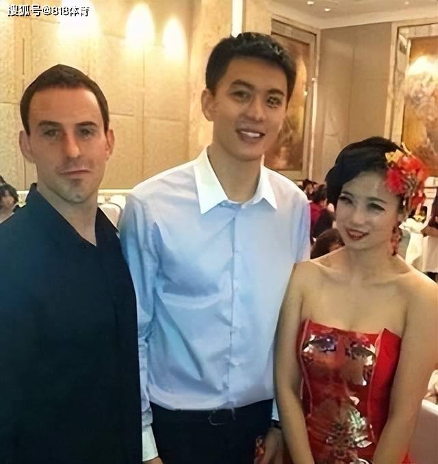 唐佳良毕业于北京师范大学法学院,大学毕业回到沈阳体制内工作,和杨鸣