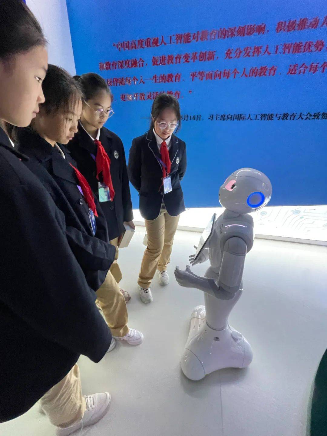 软银机器人助力上海尚德实验学校课程展,共推ai教育