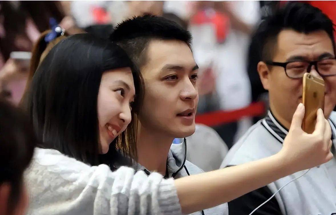 杨鸣离婚引热议!网友:男人太帅是祸害_辽宁大连_篮球_唐佳良