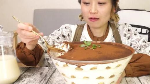 美女大胃王吃10斤“巧克力”，一勺下去就露馅，网友：又穿帮了(图2)