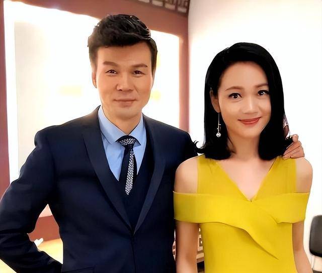 她是著名美女主持人,嫁给神秘老公生下三个孩子,50岁宛如少女_周群