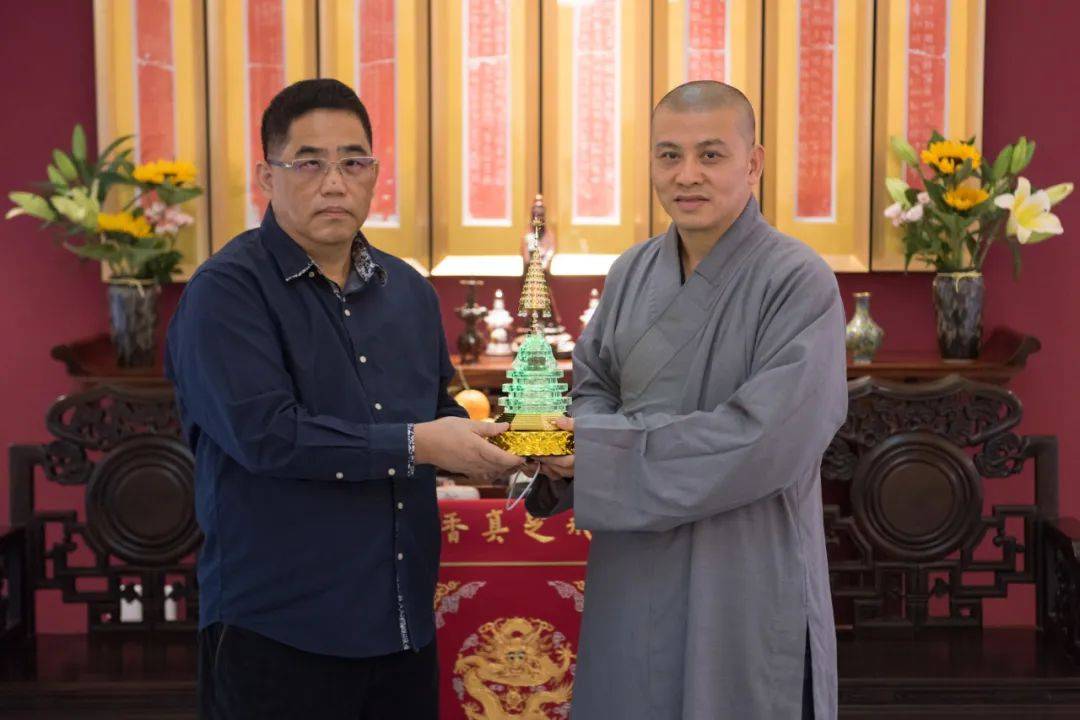 华琪舍利子博物馆张秋源博士向珠海普陀寺赠送舍利子塔_佛陀_弟子
