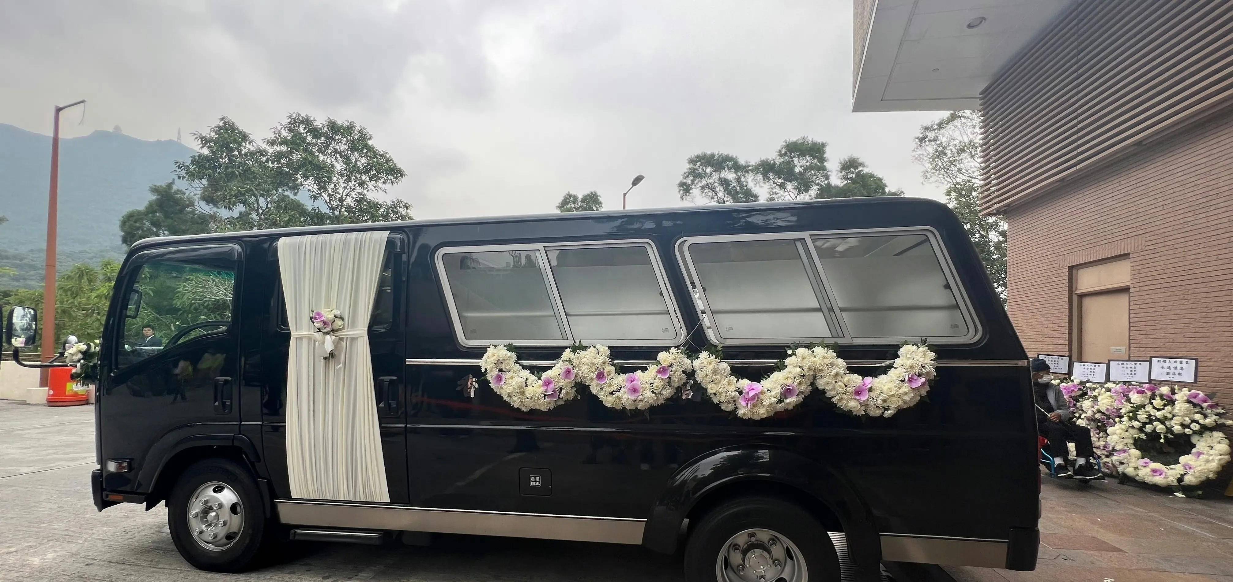 刘德华父亲火化华仔手捧遗像双眼红肿灵车鲜花装扮庄严肃穆