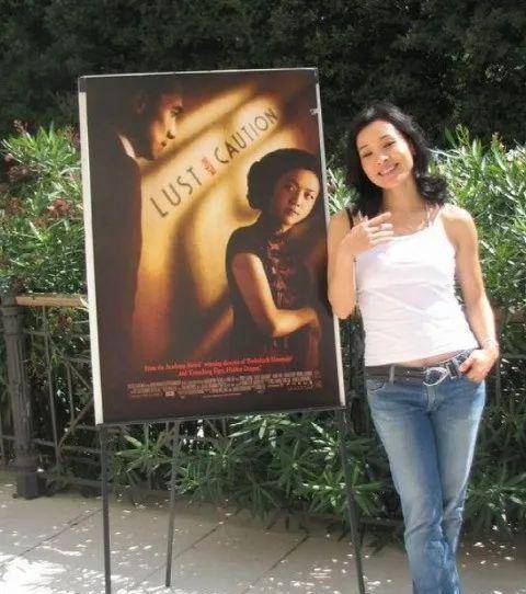 陈冲62岁短裙 高跷惊艳全场_时尚_风格_造型