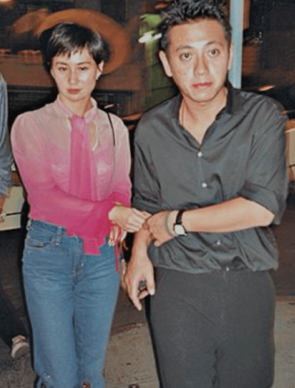 何超琼与旧爱同场出席婚礼,56岁杨其龙低调现身,两鬓花白显沧桑