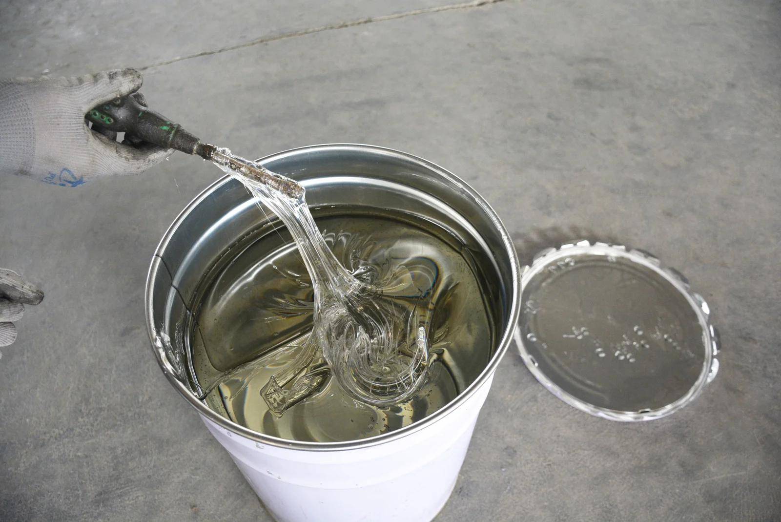 胶粘石路面使用的胶水是胶粘石专用胶水,也叫做胶粘石胶黏剂,胶粘石