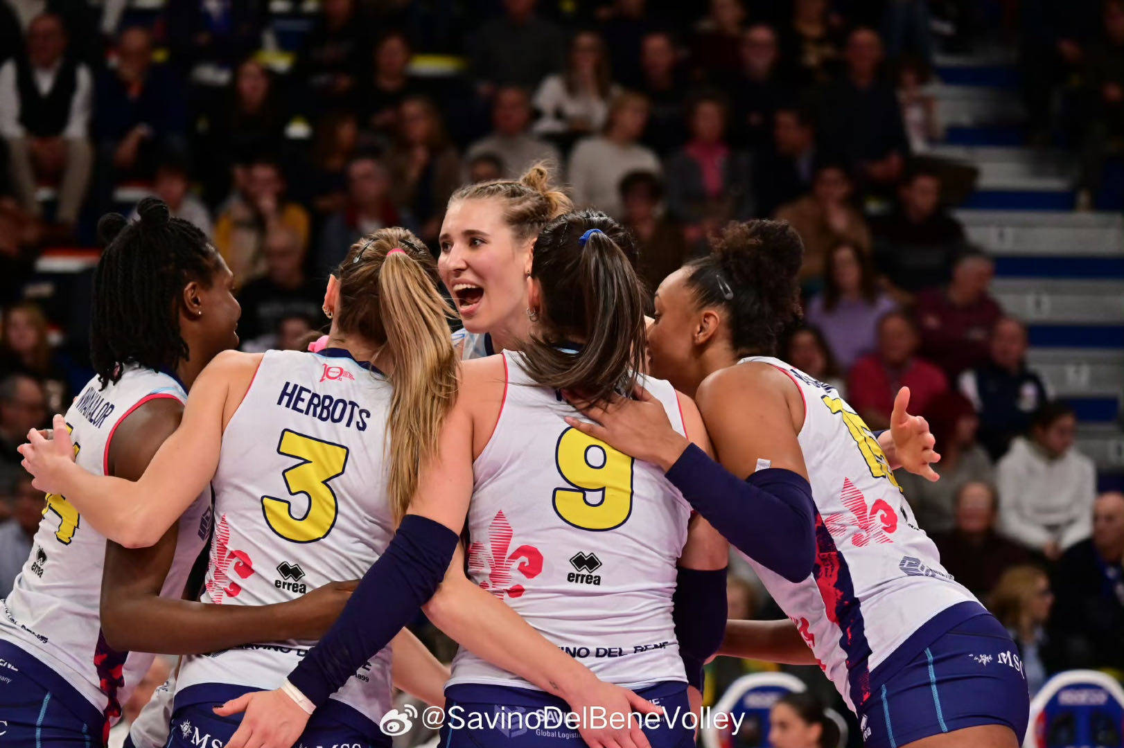 中国球星朱婷所在的意大利斯坎迪奇女排在主场迎战匈牙利布达佩斯女排