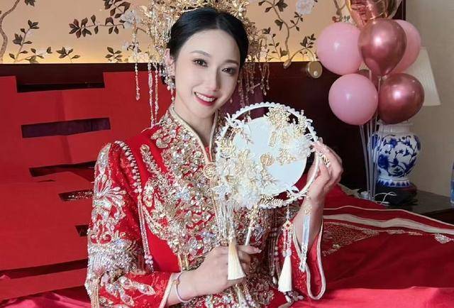 何可欣在社交媒体上发布了黄秋爽结婚当天的照片.