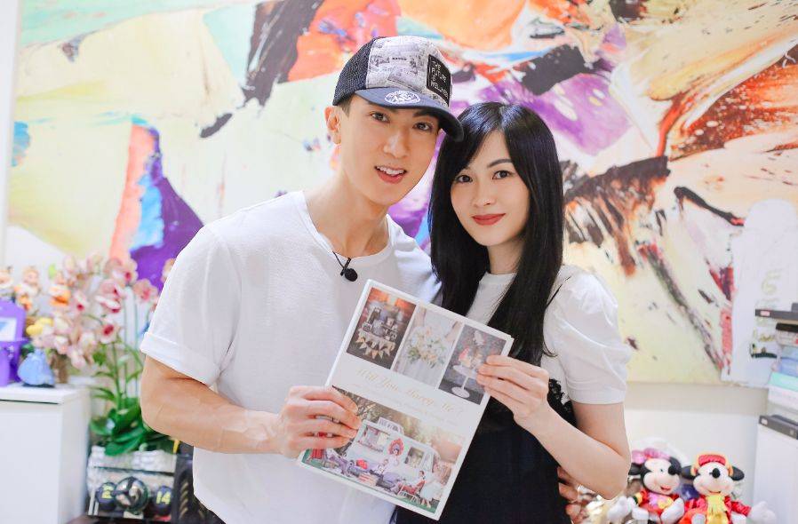 吴尊一家迪士尼被偶遇,女儿颜值引争议,老婆全身名牌被嘲像厂妹_林丽