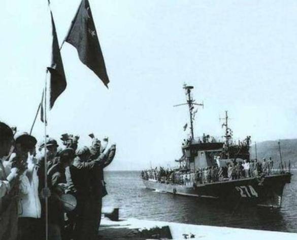 1974年西沙海戰:艇長下令撞擊敵艦,戰士拼死堵漏,用