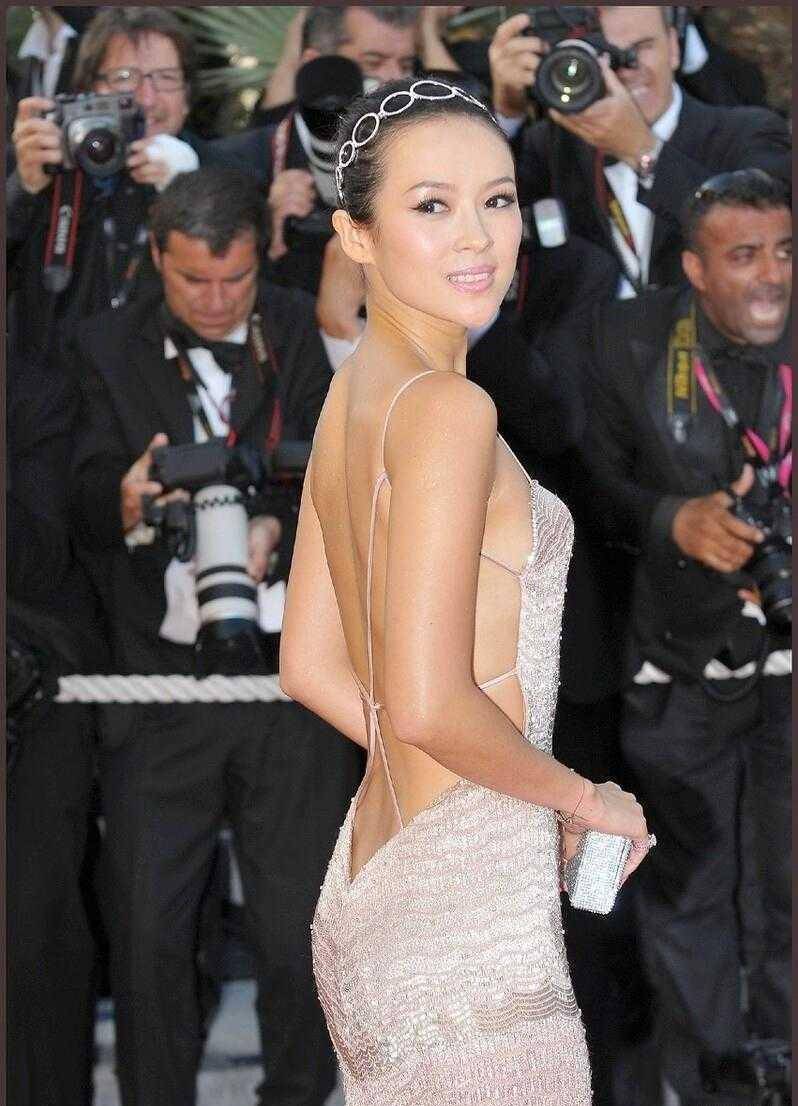 章子怡在国外就是敢穿,穿大露背吊带连衣裙走红毯,简直美出圈了_身材