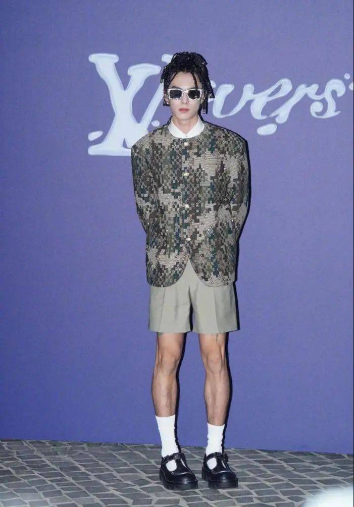 lv大会,朱一龙露腿毛的裙子,宋仲基的白袜女童鞋,让人消受不起_造型
