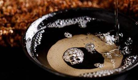 不过他们的这些食用酒精是用一些红薯渣或者是甘蔗渣这样的食物去酿造