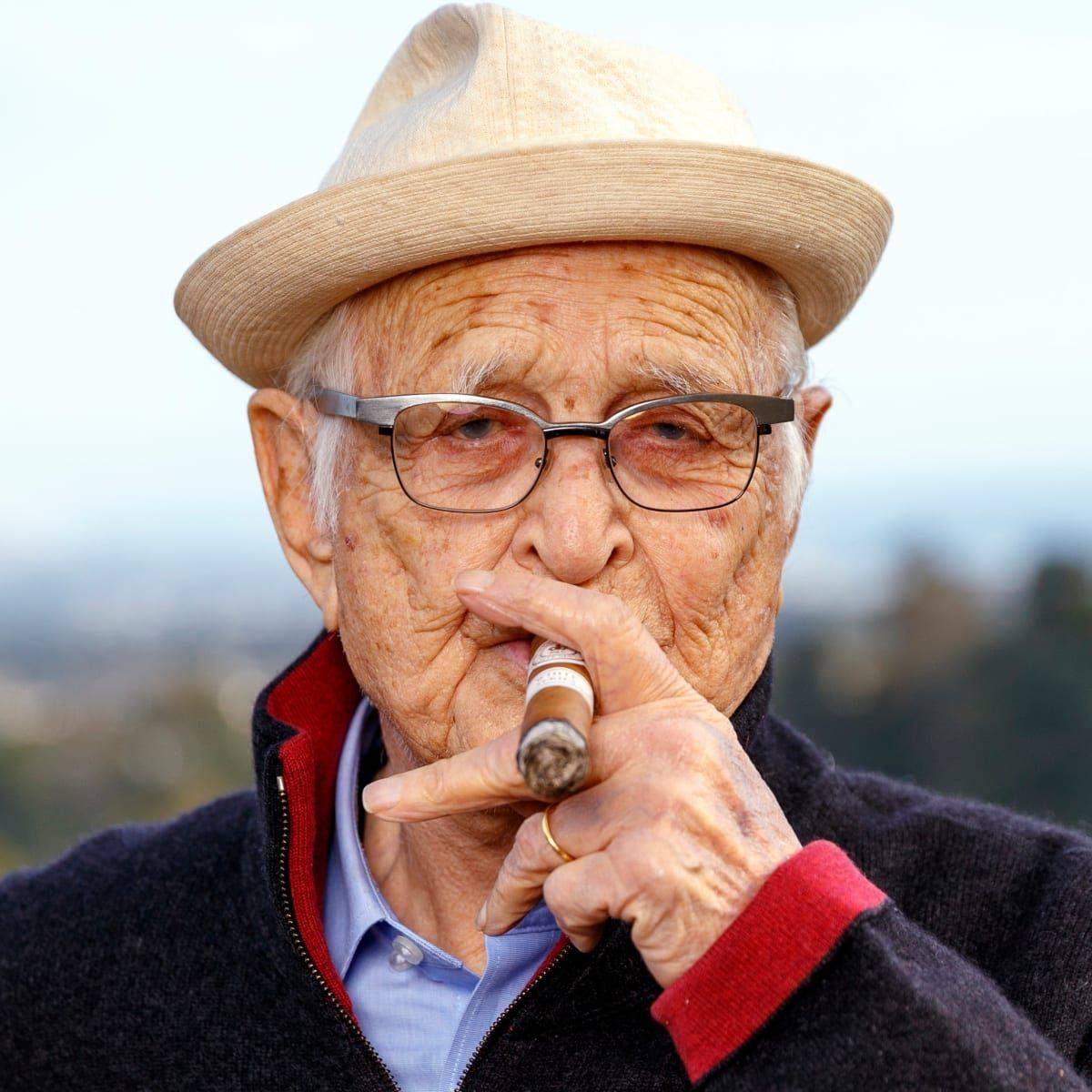 传奇编剧离世享年101岁！生前长痘，家人围着讲故事陪到最后一刻