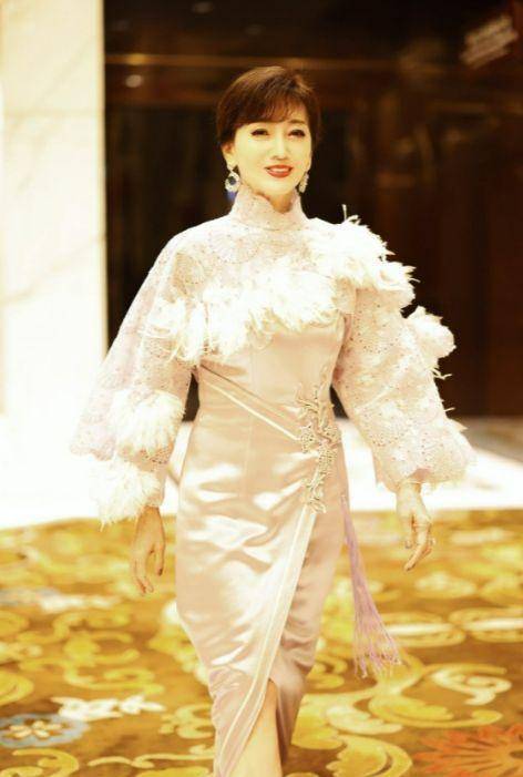 赵雅芝惊艳全场!粉色旗袍尽显曼妙身姿,时尚优雅无人能及
