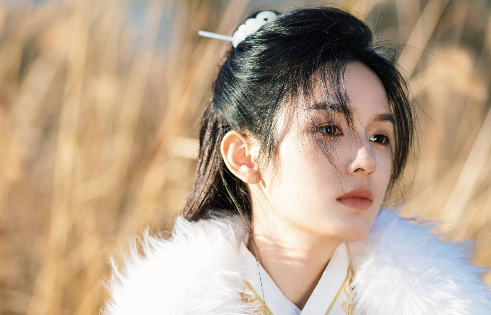 周也玉簪冠发英气十足 穿白衣锦袍化身俊朗少年_画面_造型_仙境