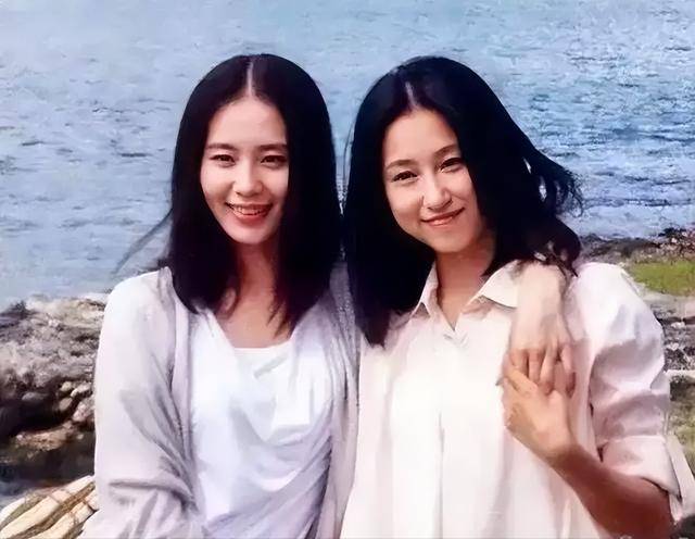 刘诗诗和替身的合影,俩人几乎一模一样,简直分不清她俩谁是谁了_气质