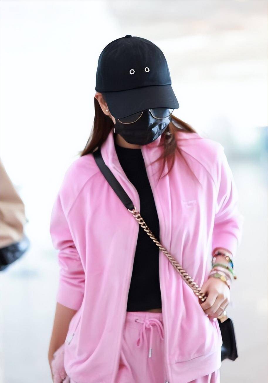 陈妍希亮相北京机场,粉色运动装年轻活力,黑色搭配增添时尚魅力_墨镜