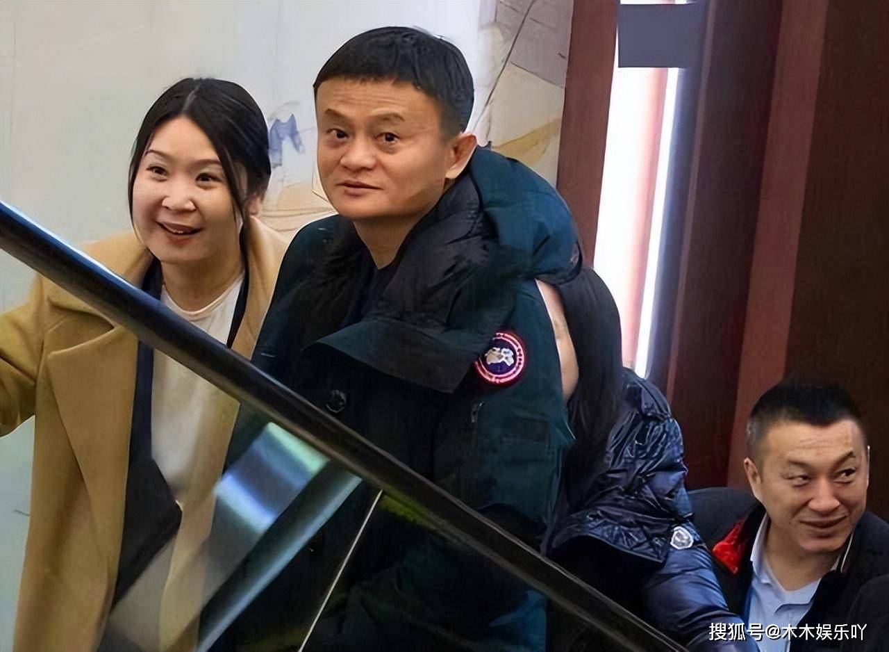 可以说是不带重样,可在2017年,马云有多次身穿加拿大鹅羽绒服,甚至是