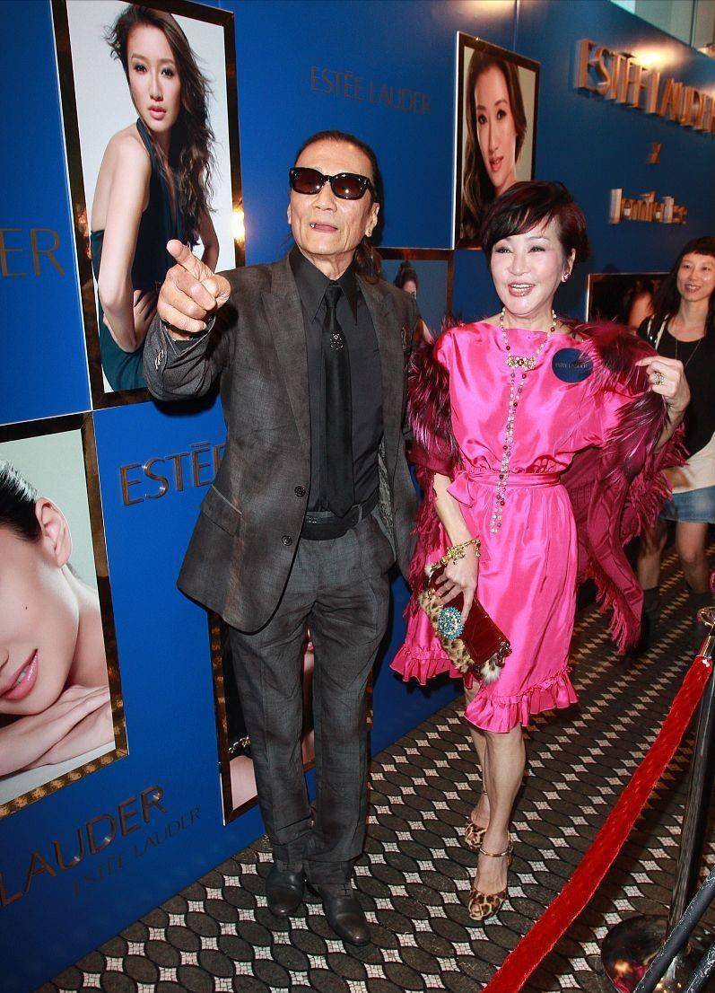 71岁穿粉裙比女儿美,难怪前夫谢贤甘当狂蜂浪蝶_时尚_配饰_材质