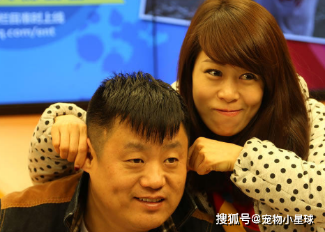 他是赵本山得意弟子,妻子陪他住10年地下室,成名后买500平别墅_宋晓峰