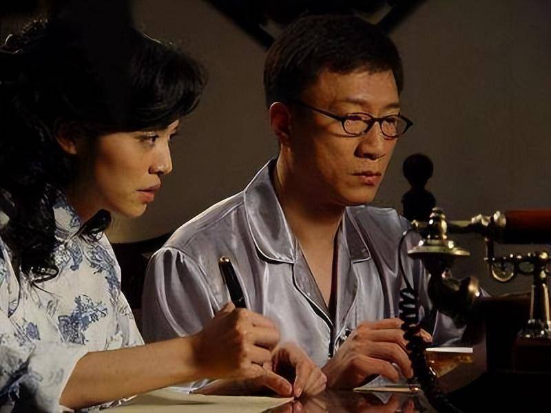 拍《潜伏》时,孙红雷突然对姚晨大吼:你是木头脑袋啊,咋那么笨_姜伟