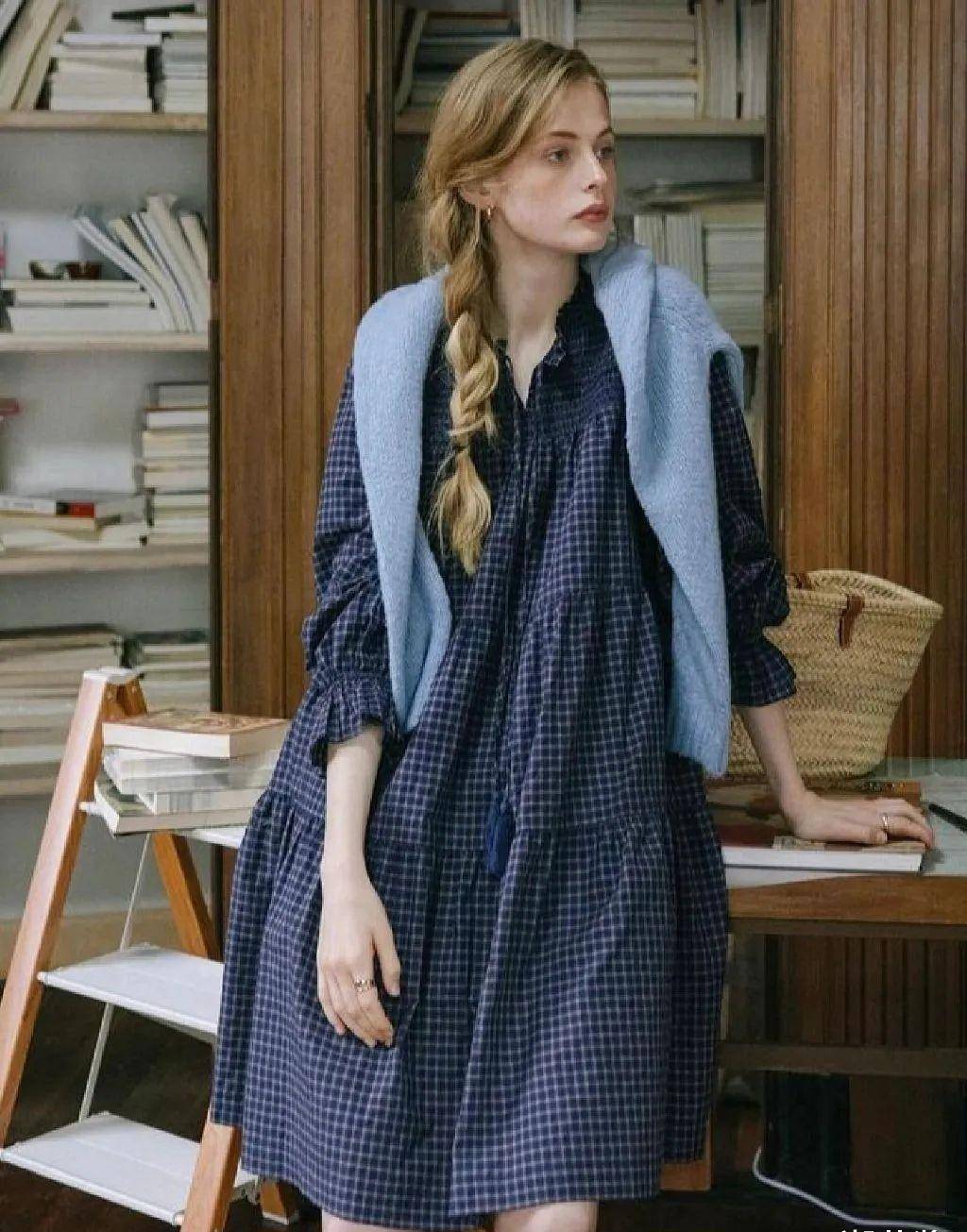 慵懒随性的法式文艺复古风,简简单单的素色搭配,穿搭非常温柔