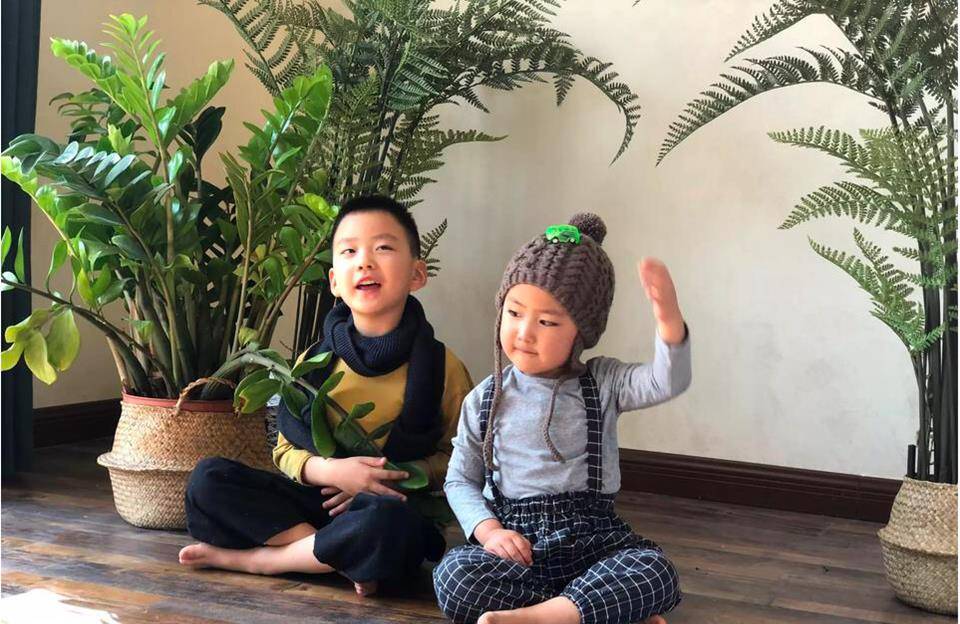 于震之子一起走秀!西装革履的他长得像童模,五官比他爸爸高很多