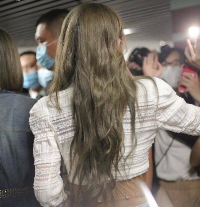 喻言穿露脐上衣,用膏药把自己的大花背遮住,纹身就是太妹?