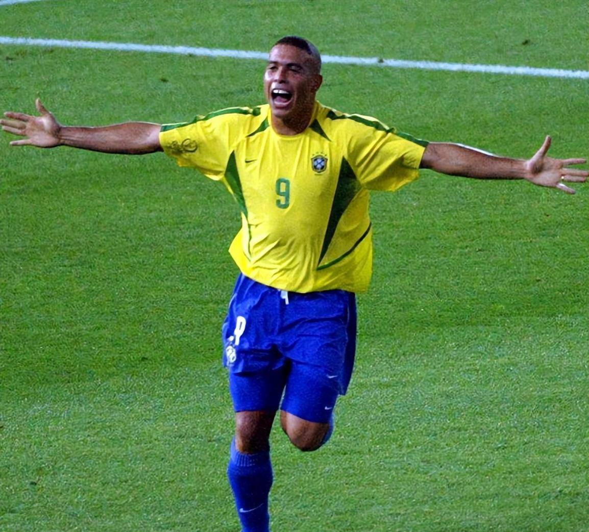 球王贝利跟马拉多纳后,罗纳尔多是唯一历史地位高于梅西跟c罗的人