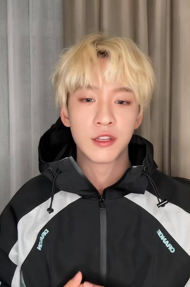 余景天催粉丝做数据的事件引发了网友对于明星与粉丝关系的思考.