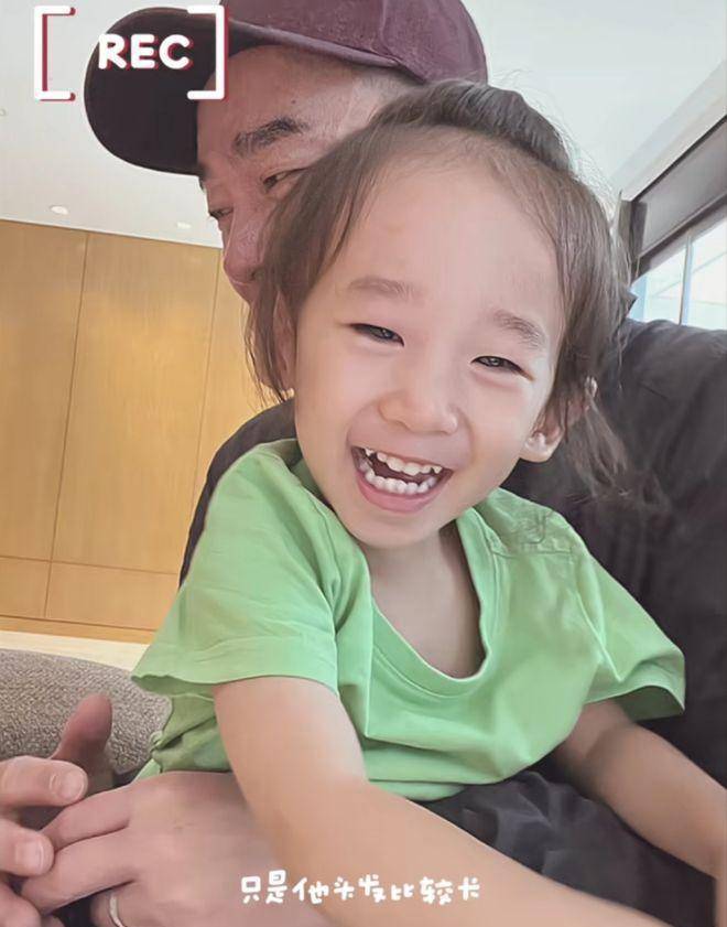 应采儿晒跟二胎合照,hoho长发造型好萌,单眼皮像陈小春_照片_孩子