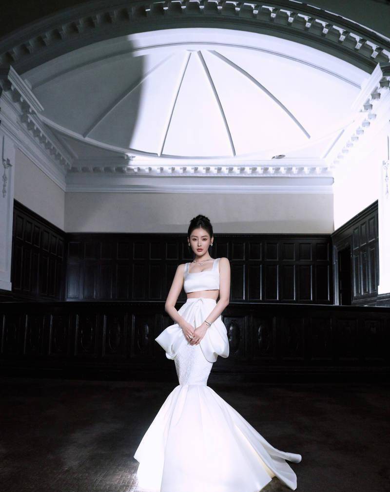 张天爱白裙惊艳亮相:鱼尾裙造型下的传统与现代美学完美融合_文化
