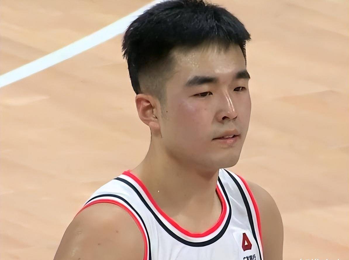 7连胜后,广东队还有两个好消息,杜锋如释重负,沃特斯笑嘻嘻_徐杰_周琦