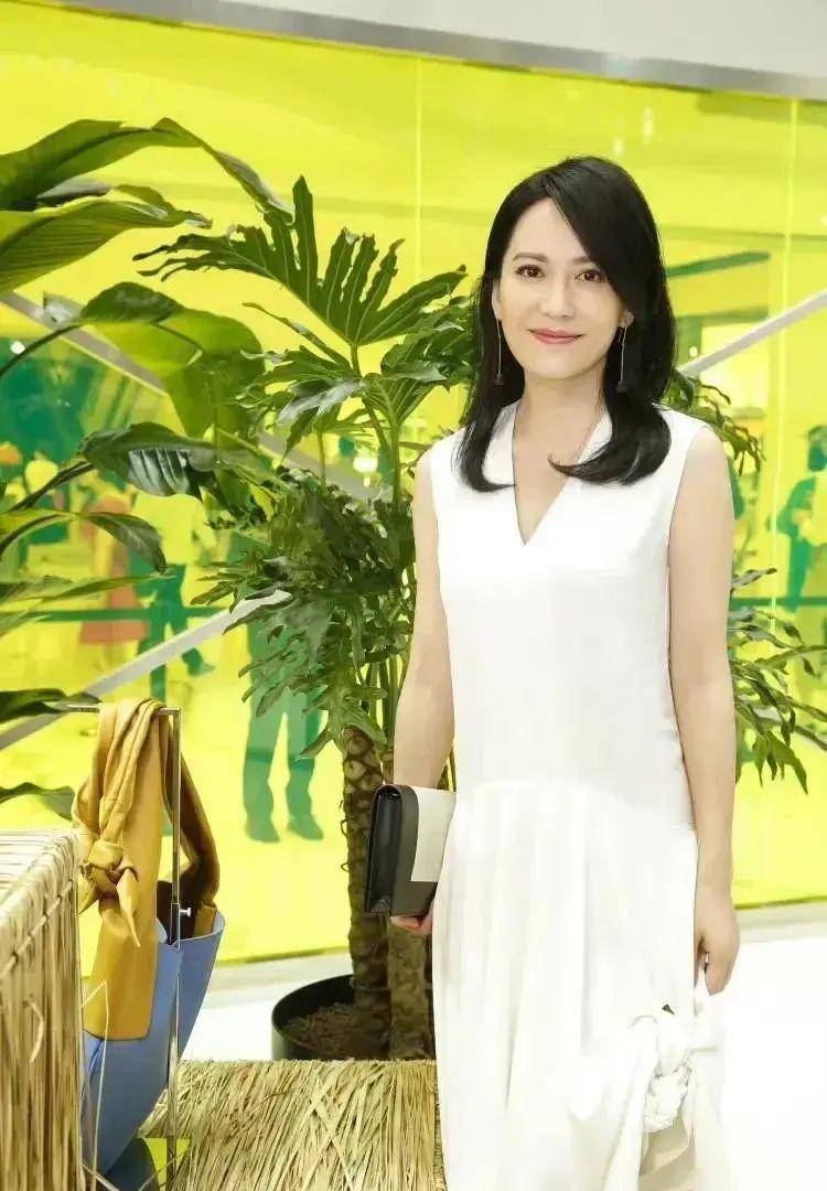 看了袁泉梅婷和俞飞鸿的合照,才懂啥叫气质,路人穿搭难掩贵妇美_风格