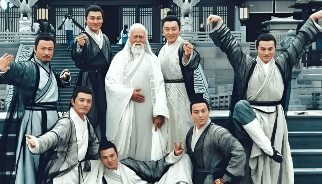 书中是这么写的,这时宋远桥,俞莲舟,张松溪,莫声谷四人分坐四角,各出